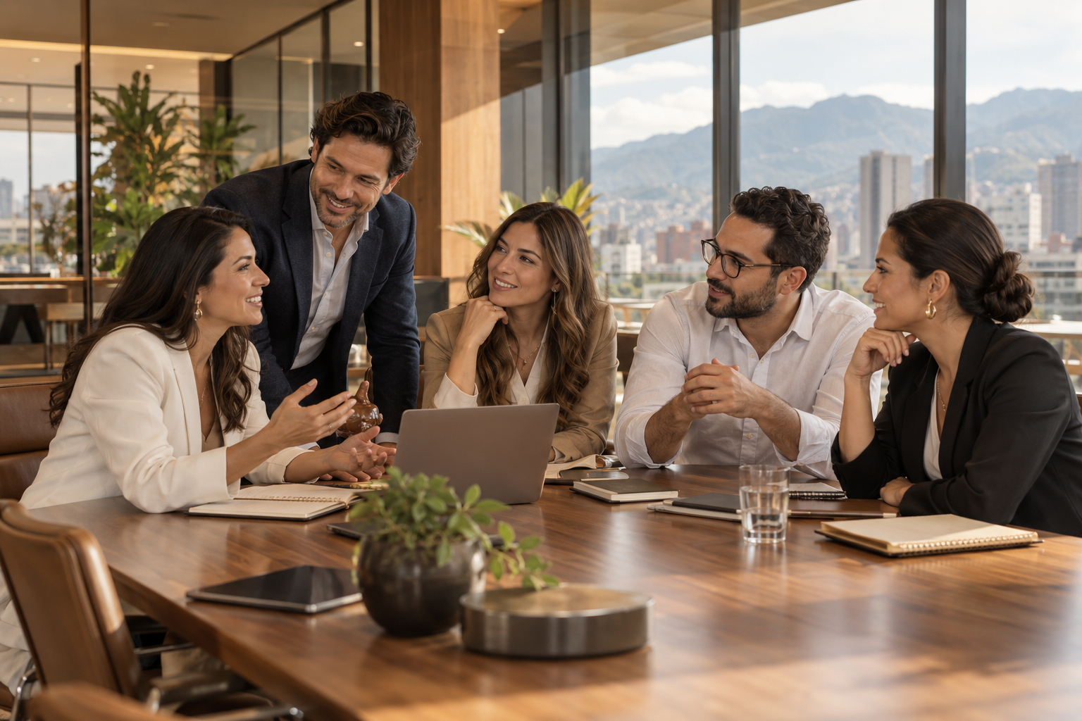 Equipo profesional en una reunión de trabajo en una oficina moderna