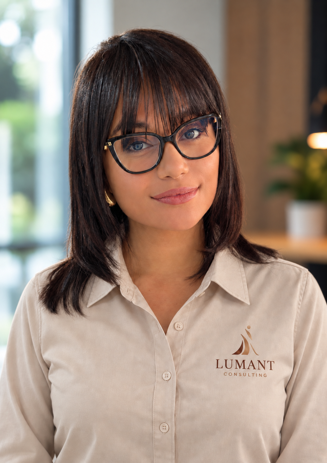Luz Angela Saldaña con camisa corporativa de Lumant